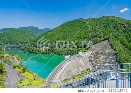 森町(靜岡縣)太田川水壩的水壩湖(川瀨美湖)風景 森町(靜岡縣)太田川水壩的水壩湖(川瀨美湖)風景 133218741