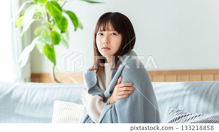 A woman who feels cold and puts on a blanket 133218858