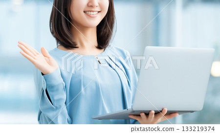 Woman with a laptop / business woman 133219374