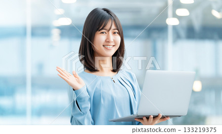 Woman with a laptop / business woman 133219375