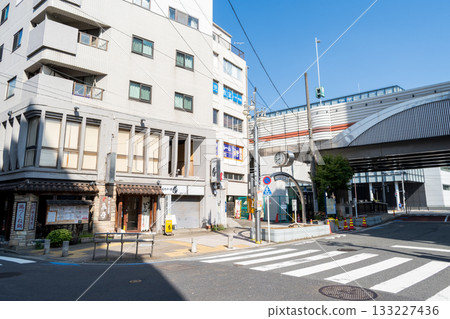 [Shirokane Shopping Street] A quiet shopping street in the early morning 133227436