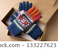 一副手工編織的、色彩鮮豔的北歐風格手套，裝在紙盒裡，是完美的冬季禮物。 133227623