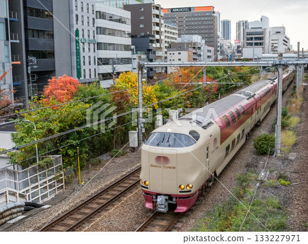 【東海道本線】初秋清晨,瀨戶號和出雲號列車疾馳穿過城市。 【東海道本線】初秋清晨,瀨戶號和出雲號列車疾馳穿過城市。 133227971