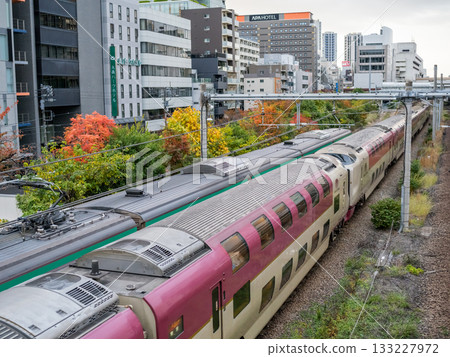【東海道本線】初秋清晨，瀨戶號和出雲號列車疾馳穿過城市。 133227972
