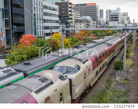 【東海道本線】初秋清晨，瀨戶號和出雲號列車疾馳穿過城市。 133227974