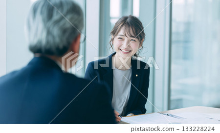 從事銷售和談判的商務人士 從事銷售和談判的商務人士 133228224