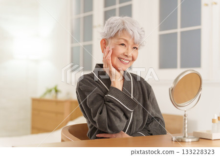 老年女性護膚(夜間/美容) 老年女性護膚(夜間/美容) 133228323