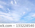 Sky and flowing thin clouds autumn sky background material 133228540