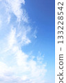 Refreshing background material of blue sky and thin clouds in autumn 133228542