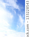 Refreshing background material of autumn sky with thin clouds, vertical 133228543