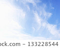 A refreshing background material of the autumn sky with blue sky and thin clouds 133228544