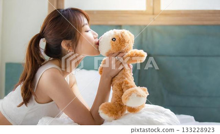 美麗的女人親吻一個毛絨玩具 133228923