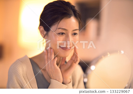 中年婦女夜間護膚 中年婦女夜間護膚 133229067