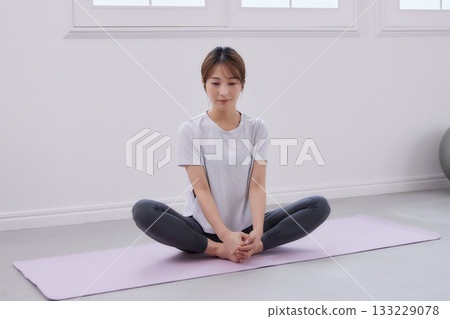 年輕女子正在接受私人教練的訓練 133229078