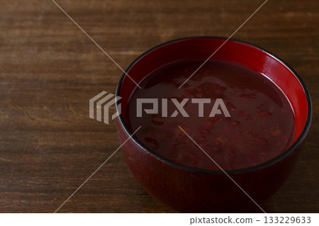 桌子背景上的湯碗裡的紅豆湯 133229633