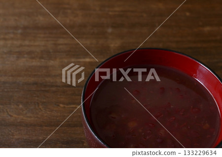 桌子背景上的湯碗裡的紅豆湯 133229634