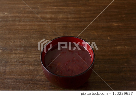 桌子背景上的湯碗裡的紅豆湯 133229637