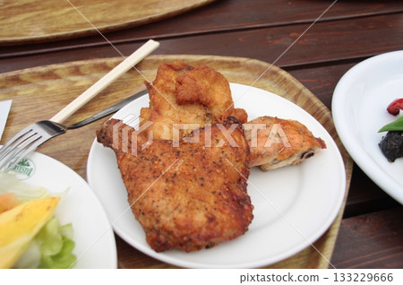 戶外餐廳的炸雞 戶外餐廳的炸雞 133229666