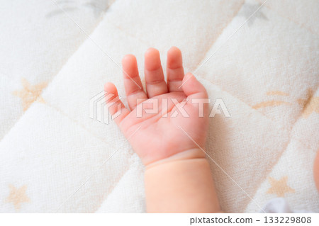 Baby hand 133229808