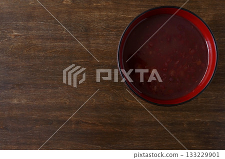 湯碗裡的紅豆湯，背景是一張桌子，從正上方拍攝。 133229901