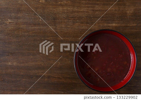 湯碗裡的紅豆湯，背景是一張桌子，從正上方拍攝。 133229902