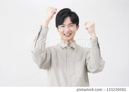 20 多歲男子，握拳，白色背景 133230092