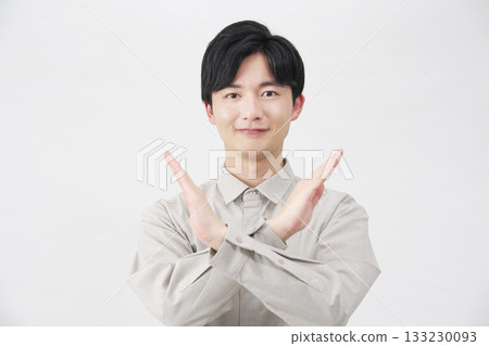 男人用手臂做出十字手勢，20 多歲，白色背景 133230093