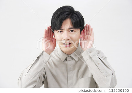 男人，用手摀住耳朵聽音樂，20 多歲，白色背景 133230100