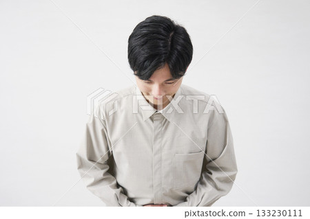 男性鞠躬，20 多歲，白色背景 133230111