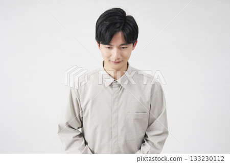 男性道歉，20 多歲，白色背景 133230112