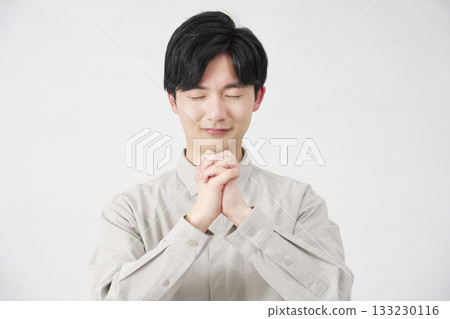 白色背景下，20 多歲男子正在祈禱 133230116