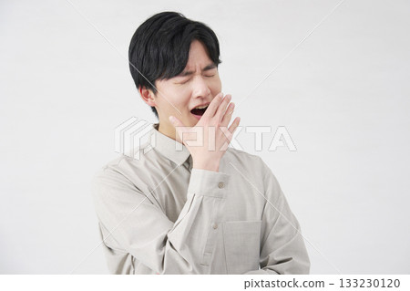打哈欠的男人，20 多歲，白色背景 133230120