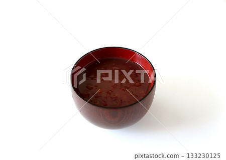 白色背景上的湯碗裡的紅豆湯 133230125