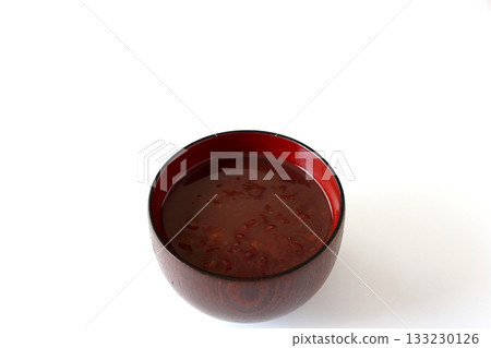白色背景上的湯碗裡的紅豆湯 133230126