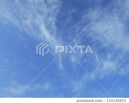 薄雲在藍天上蔓延開來 薄雲在藍天上蔓延開來 133230833
