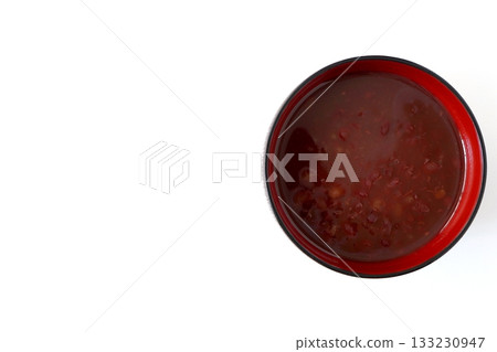 白色背景上的湯碗裡的紅燒肉，從正上方視角拍攝。 133230947