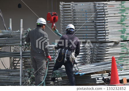 Construction site: Newly built apartment building - Work scene: loading temporary scaffolding 133232852