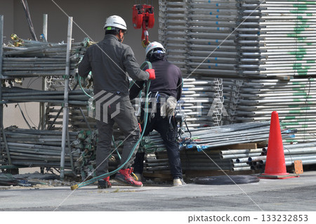 Construction site: Newly built apartment building - Work scene: loading temporary scaffolding 133232853