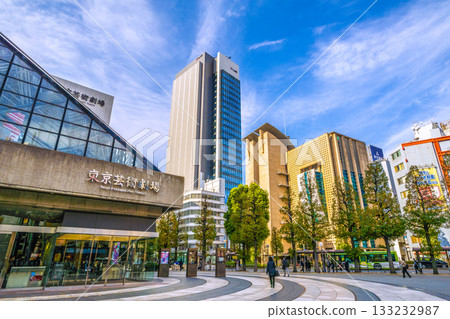 日本東京城市景觀新視角。池袋車站前的池袋西口公園、東京劇場、摩天大樓等景色盡收眼底。 = 第7張 133232987