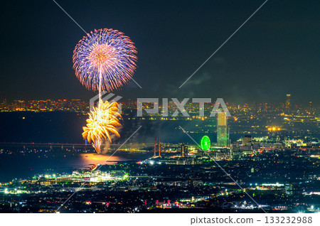 從泉山眺望大阪夜景與煙火 133232988