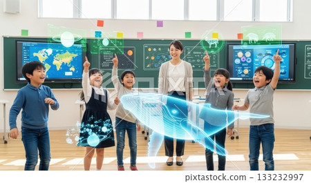 在明亮的教室裡，孩子們面帶笑容地觀看漂浮的鯨魚全像圖。 133232997