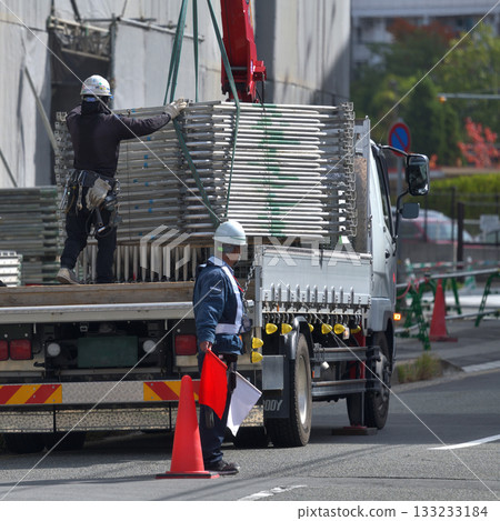 建築工地：新建公寓大樓 - 工作場景：裝載臨時鷹架 133233184