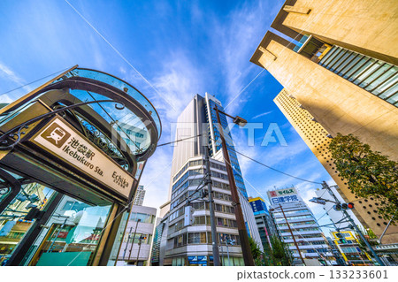 日本東京城市景觀新貌。池袋站和新建的摩天大樓“IT Tower TOKYO”。 133233601