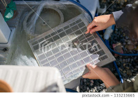 Cleaning the ventilation fan in the kitchen 133233665