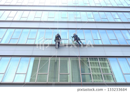 工人在高層建築內清潔窗戶 133233684