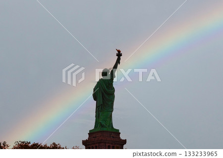 自由女神像和彩虹合成 133233965