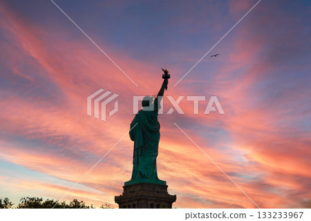 自由女神像和美麗的日落雲彩 133233967