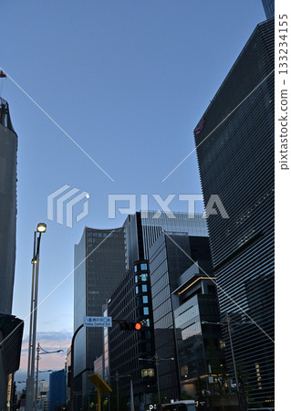 Evening view of Tokyo Station Yaesu Exit, skyscraper district and office district, people returning home 133234155