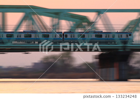 Keihin-Tohoku Line E233 series train crossing the Arakawa River at dusk (Kawaguchi City, Saitama Prefecture) Keihin-Tohoku Line E233 series train crossing the Arakawa River at dusk (Kawaguchi City, Saitama Prefecture) 133234248