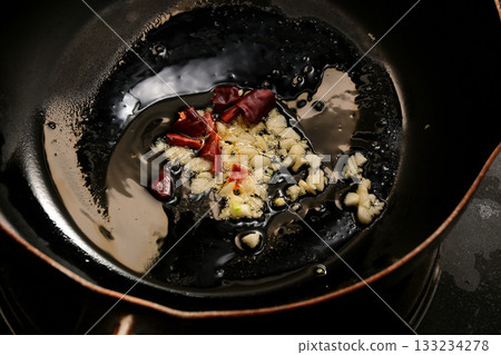 How to fry garlic and chili peppers in olive oil 133234278